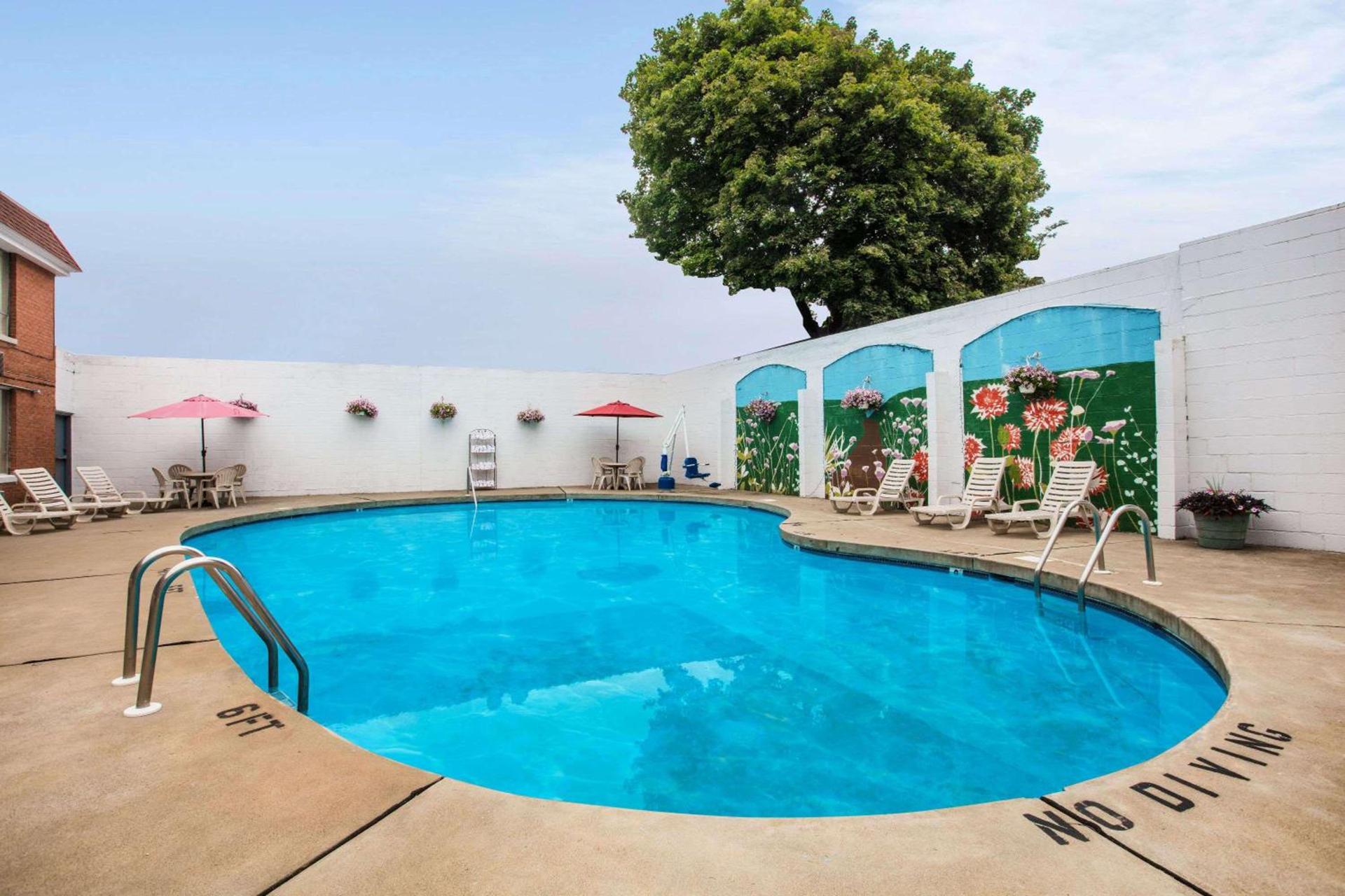 Ramada by Wyndham Ligonier photo 12