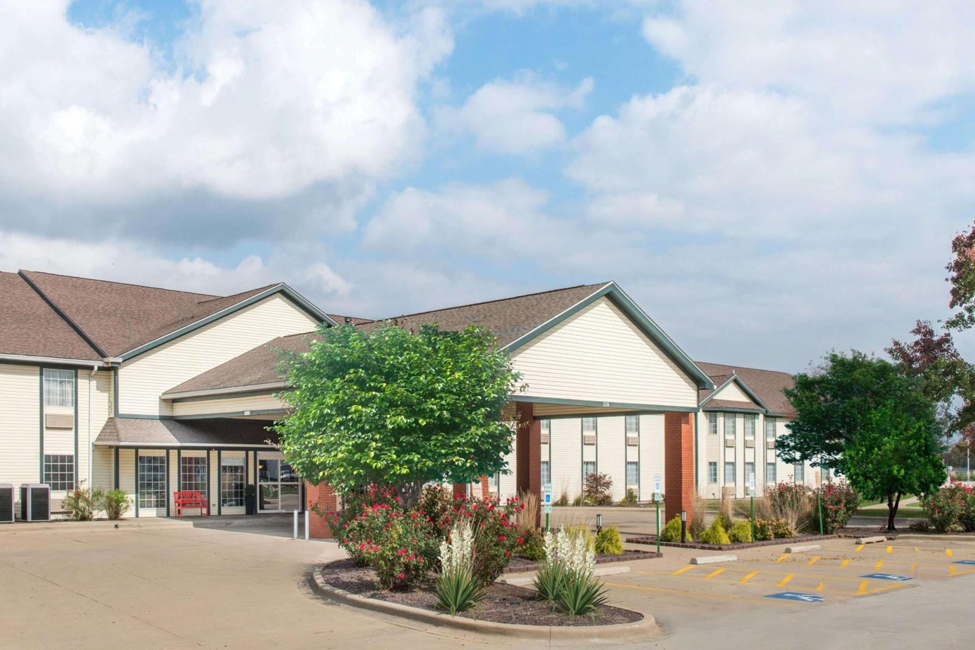 Ramada by Wyndham Springfield North — hotel in Springfield