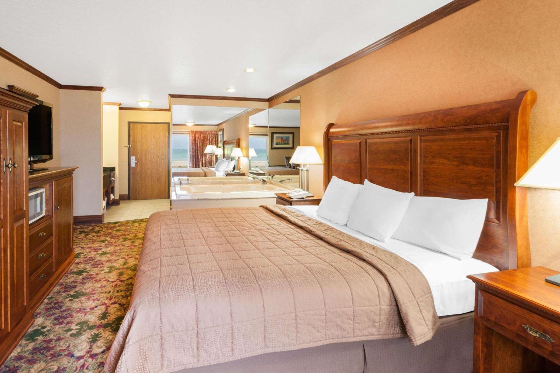 Ramada by Wyndham Mackinaw City Waterfront photo 38