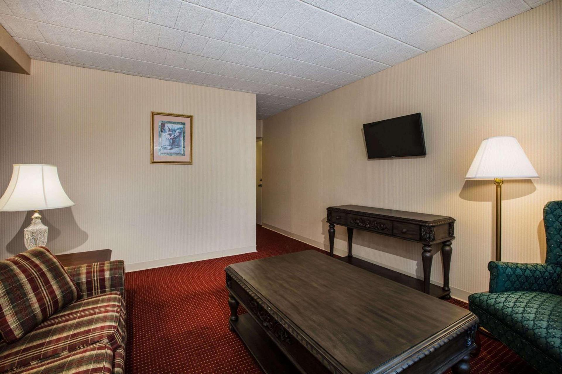 Ramada by Wyndham Ligonier photo 74