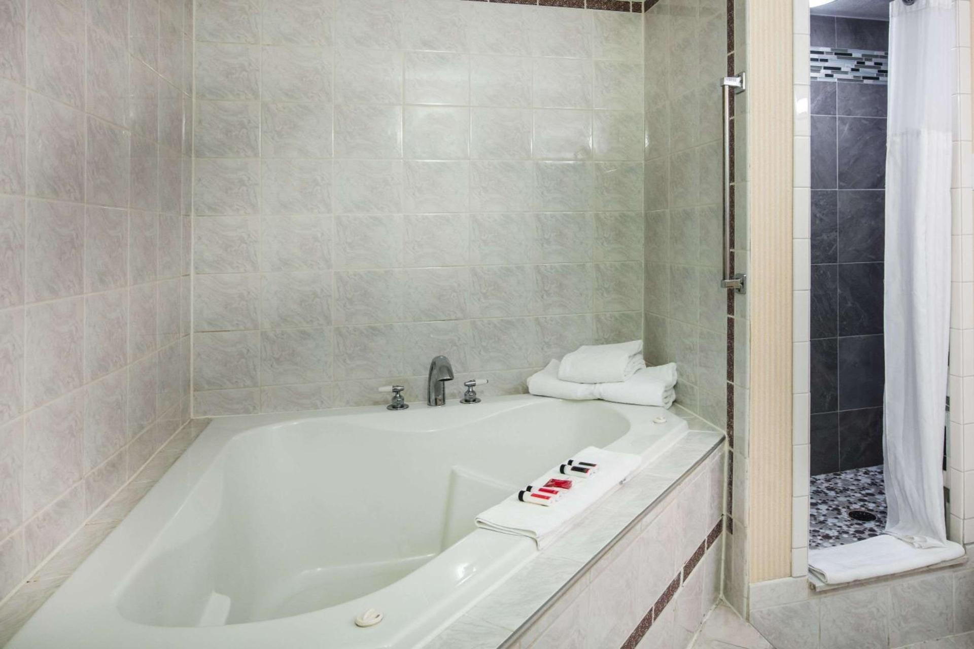 Ramada by Wyndham Ligonier photo 73