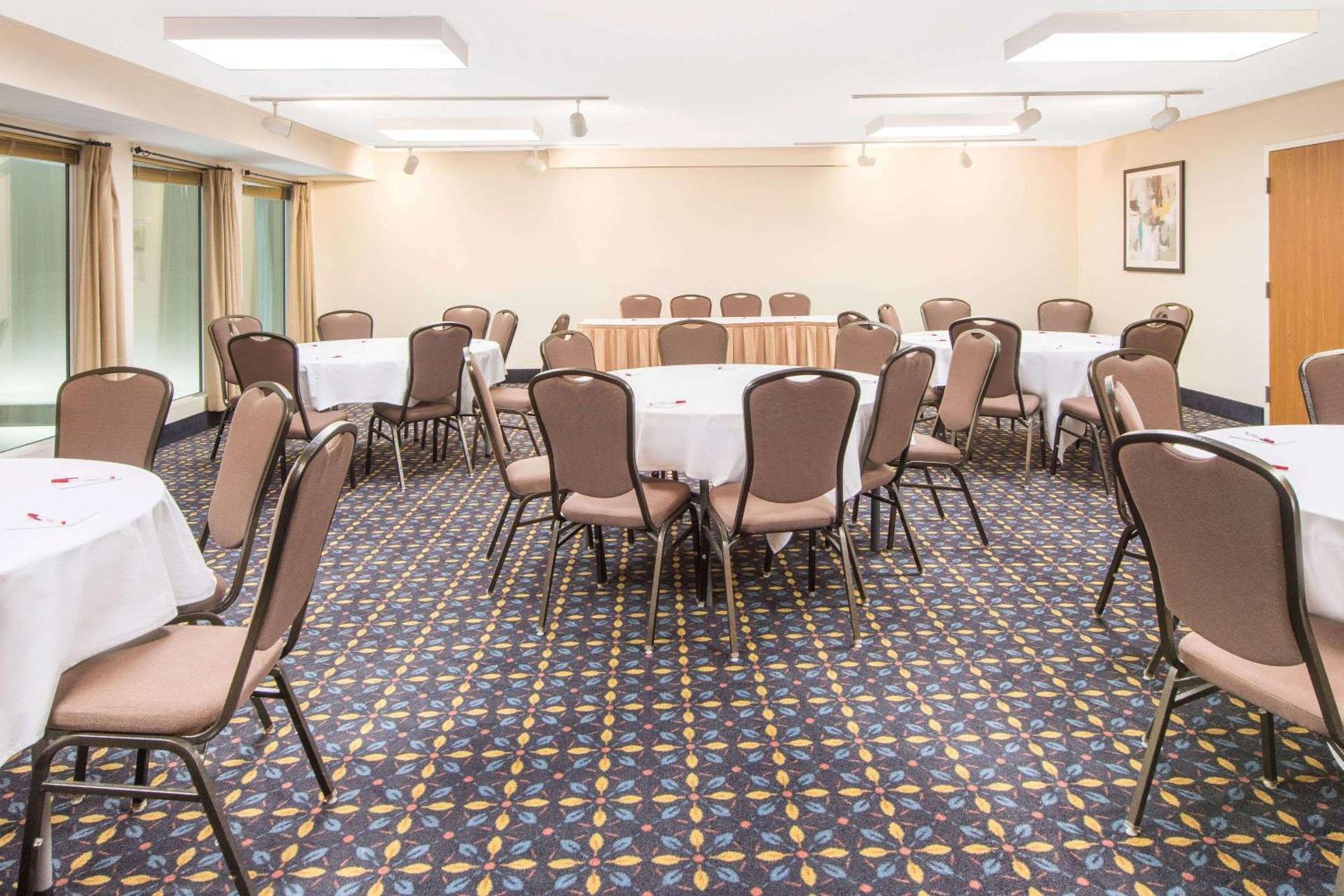 Ramada by Wyndham Springfield North photo 23