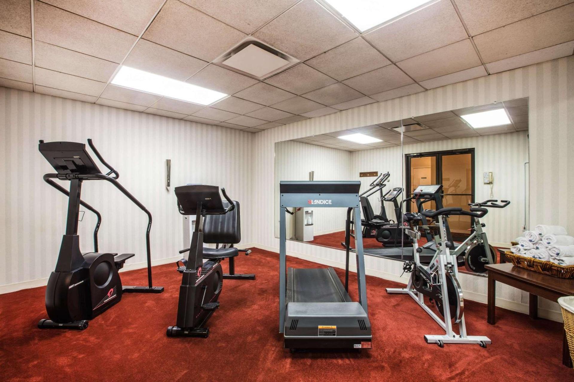 Ramada by Wyndham Ligonier photo 72