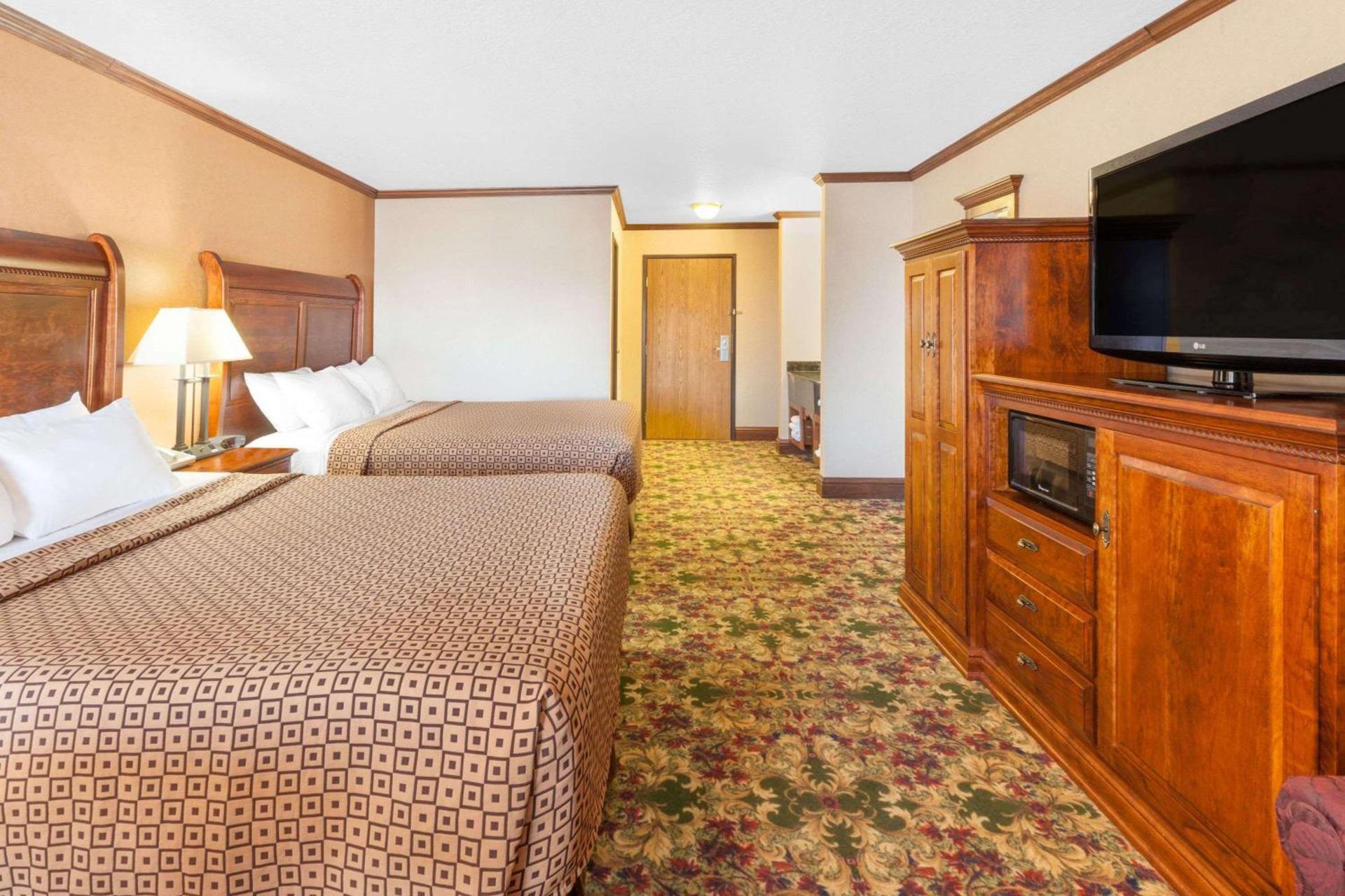 Ramada by Wyndham Mackinaw City Waterfront photo 35