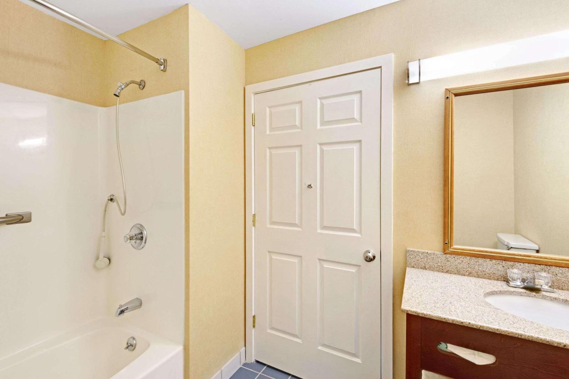 Ramada by Wyndham Kittery photo 7