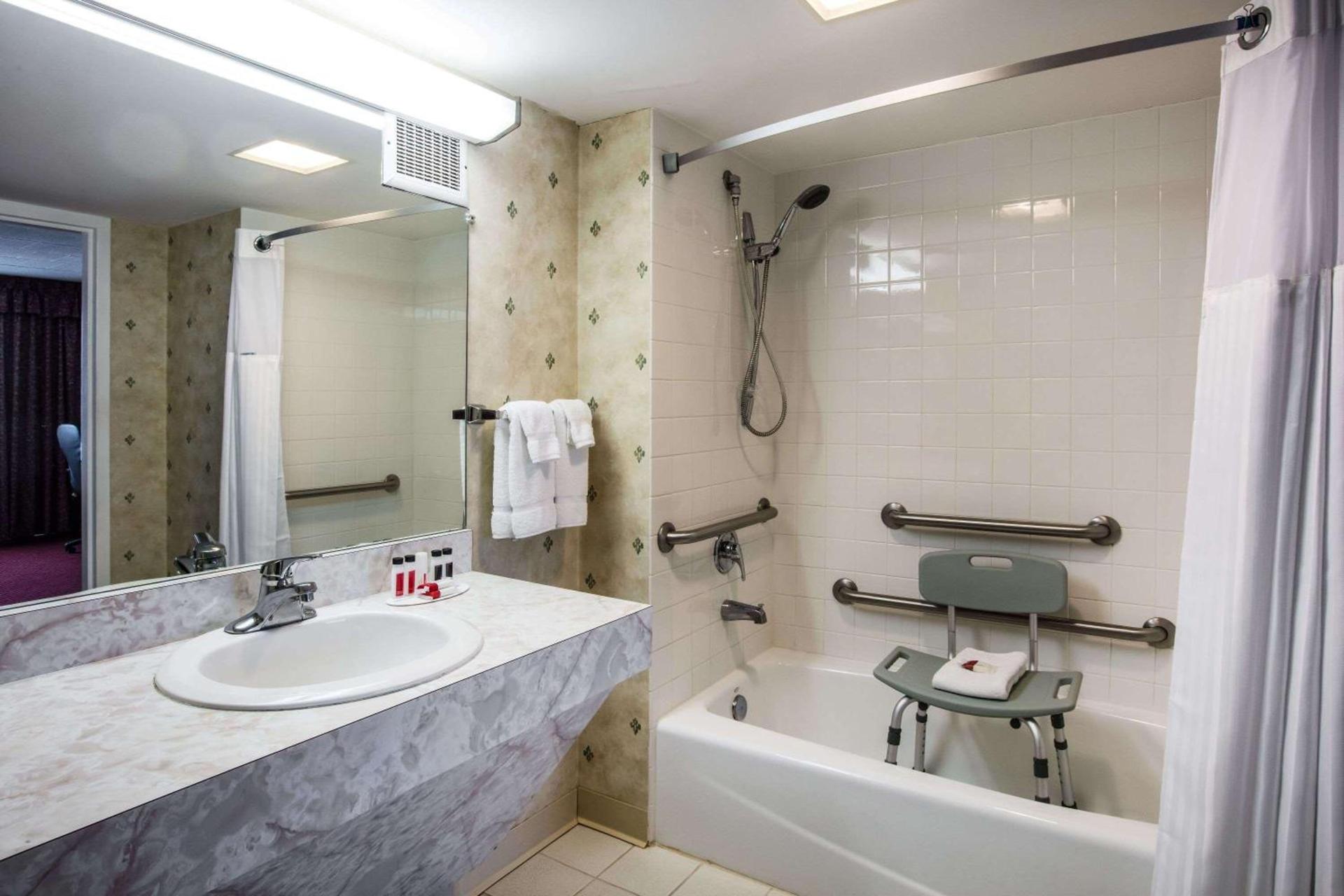 Ramada by Wyndham Ligonier photo 69