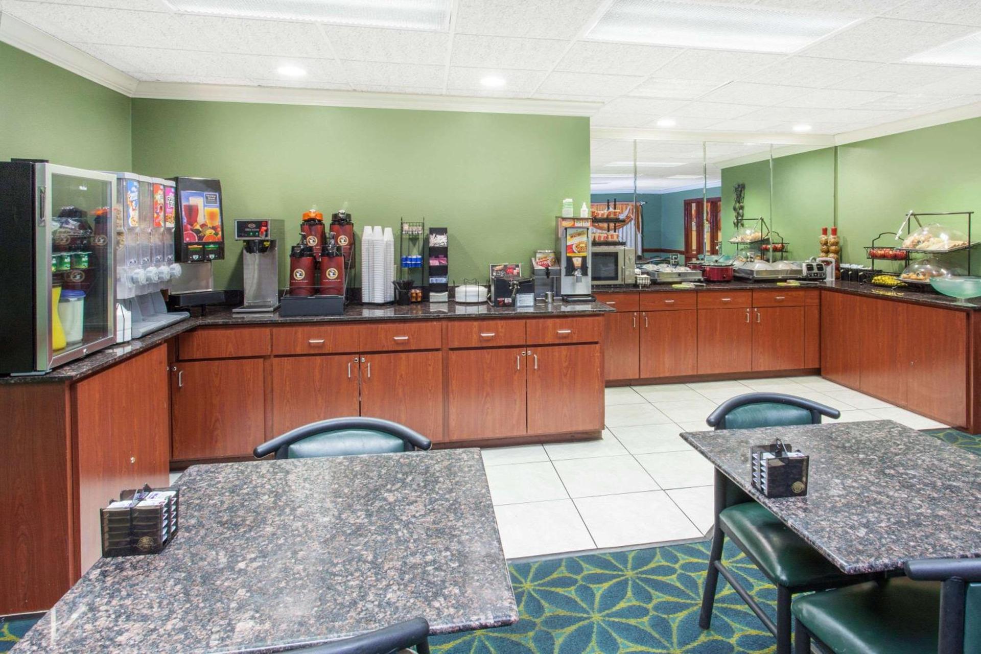 Baymont by Wyndham Decatur IL North photo 46