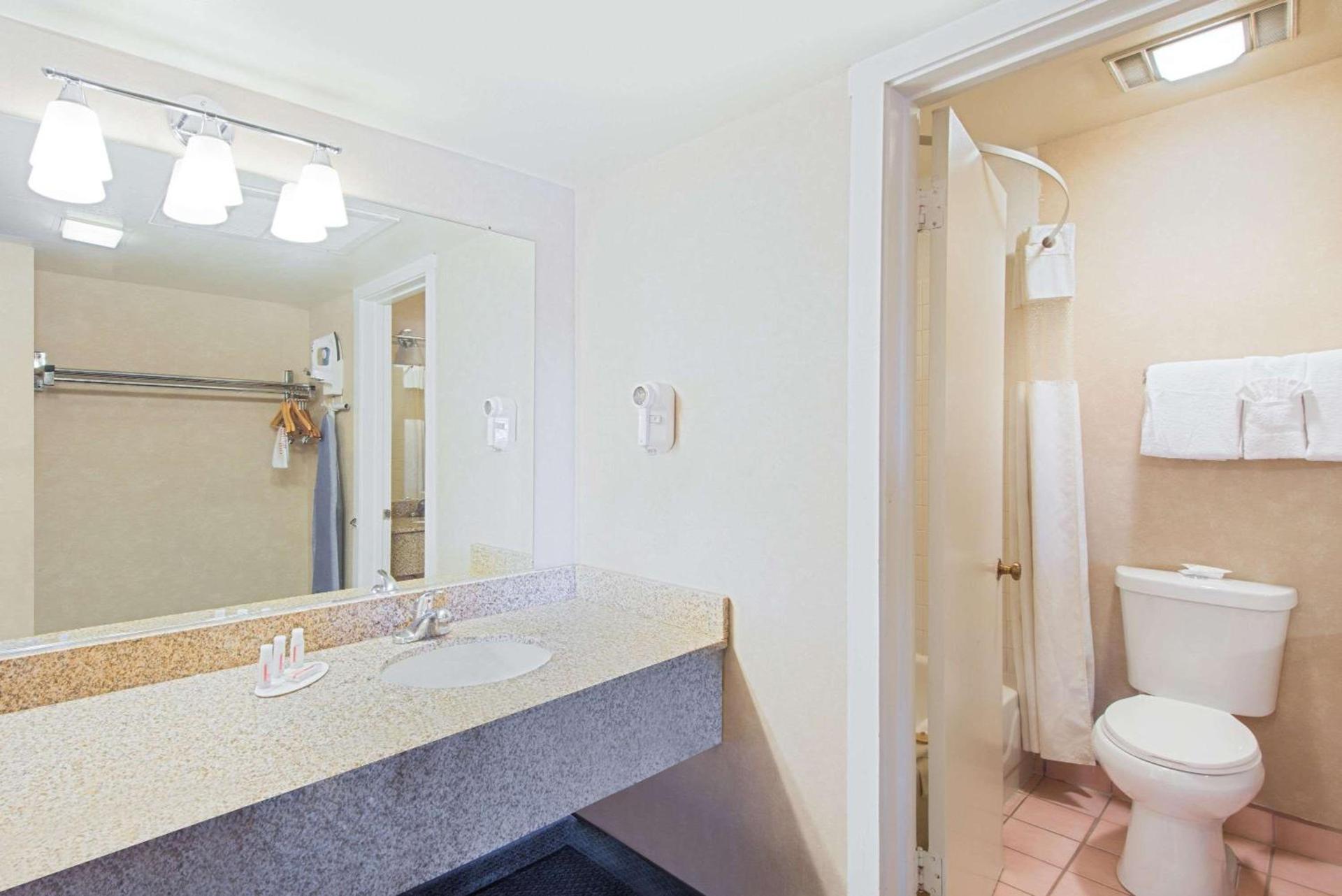 Ramada by Wyndham Flagstaff East photo 11