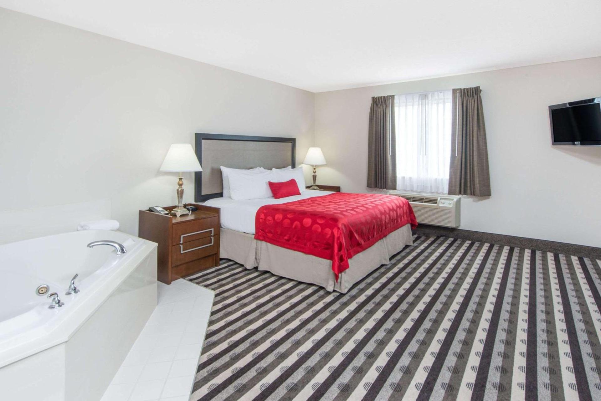 Ramada by Wyndham Springfield North photo 20