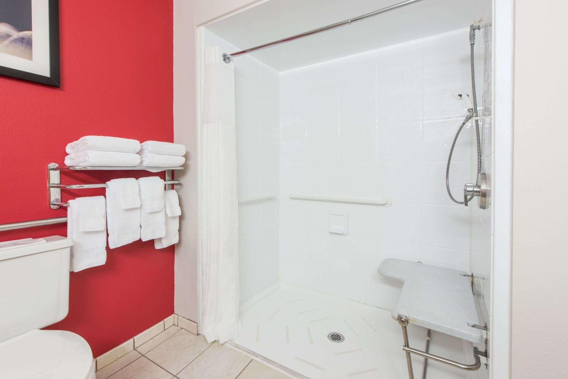 Ramada by Wyndham Springfield North photo 16