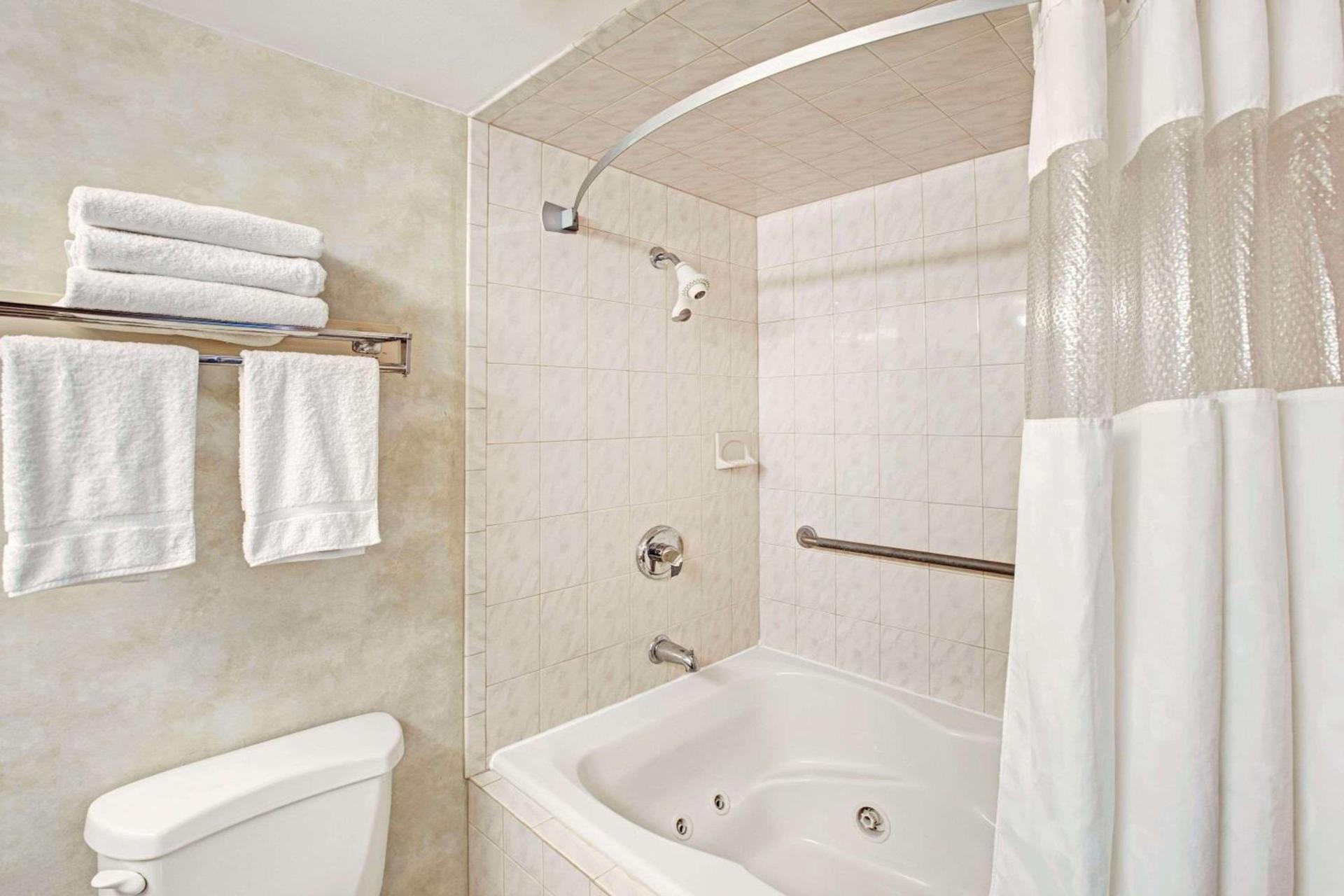 Ramada by Wyndham Flemington photo 11