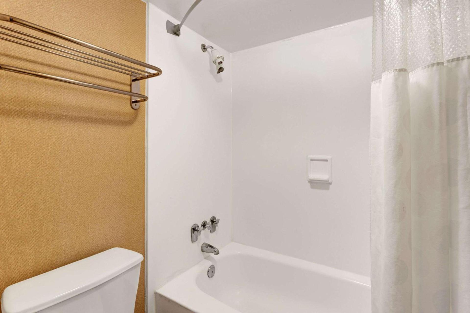 Ramada by Wyndham Baltimore West photo 14