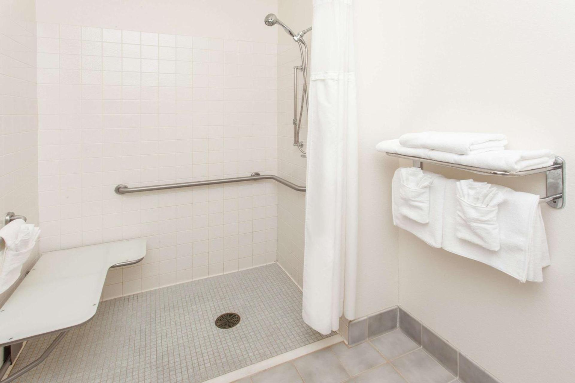 Baymont by Wyndham Decatur IL North photo 33
