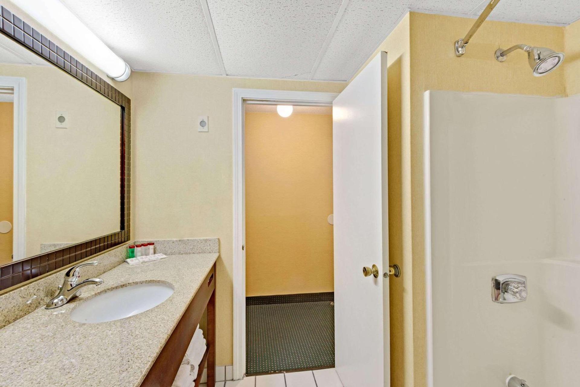 Ramada by Wyndham Kittery photo 8