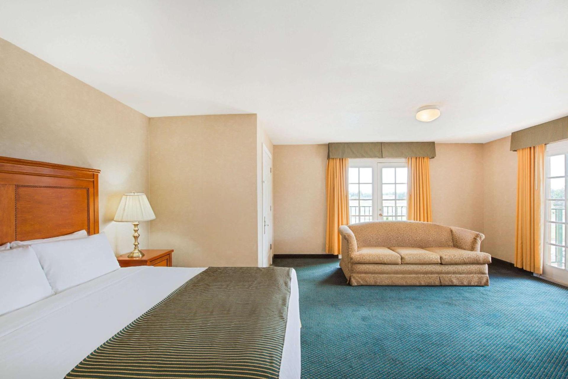Ramada by Wyndham Flagstaff East photo 12