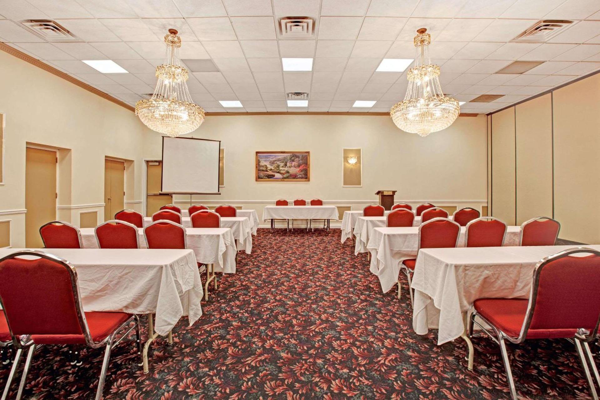 Ramada by Wyndham Flemington photo 13