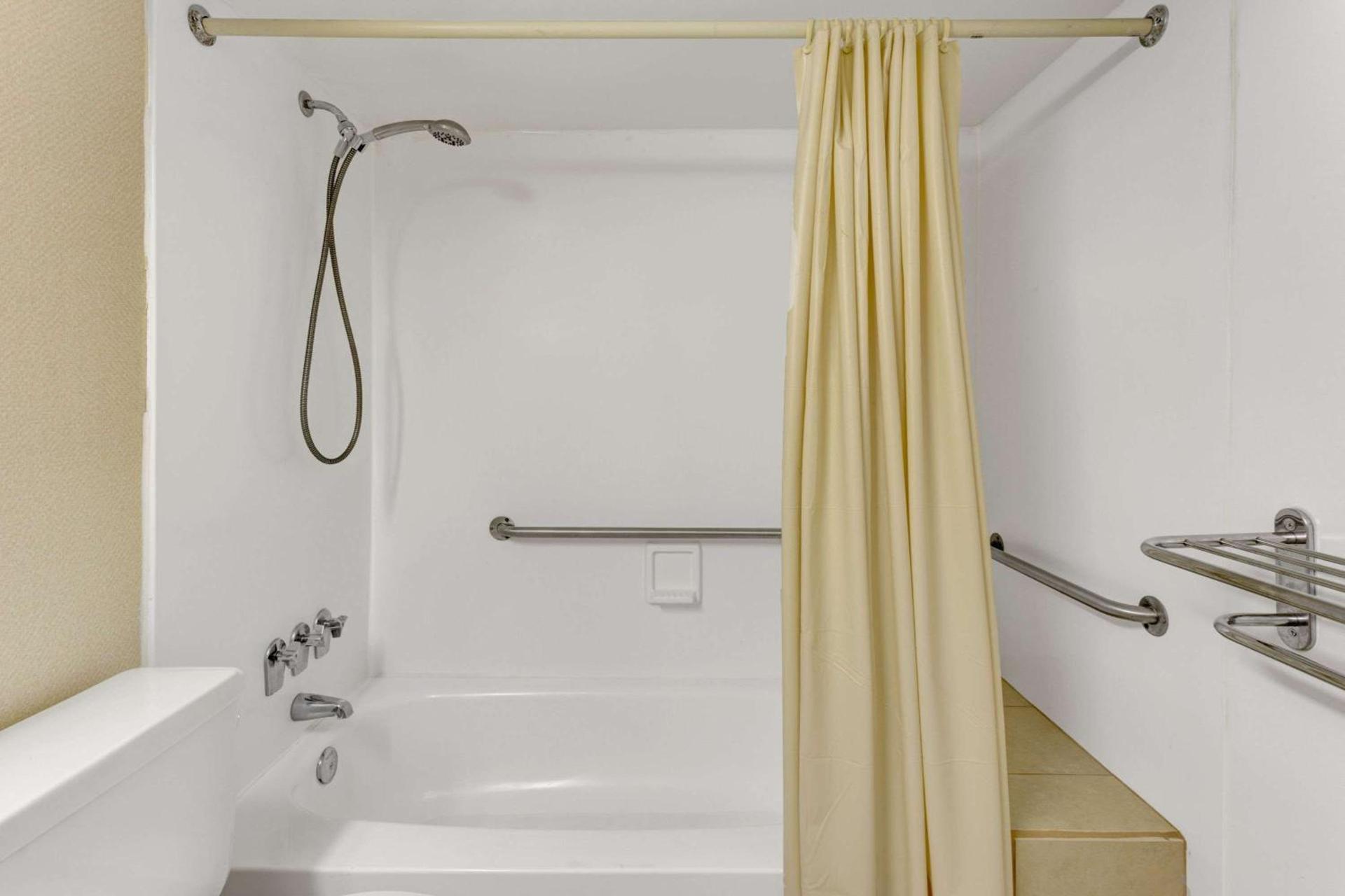 Ramada by Wyndham Baltimore West photo 7