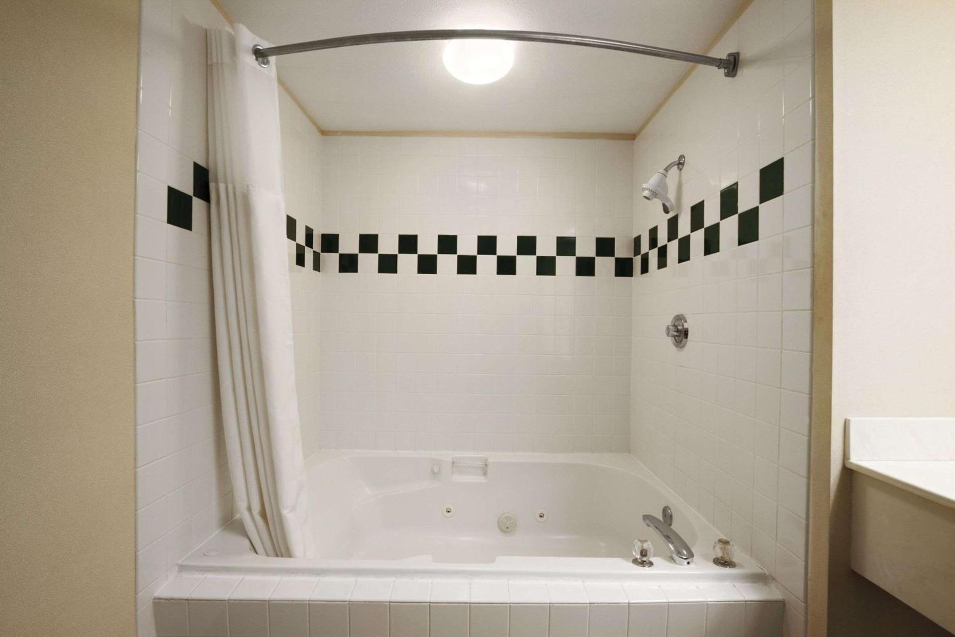 Ramada by Wyndham SeaTac Airport photo 17