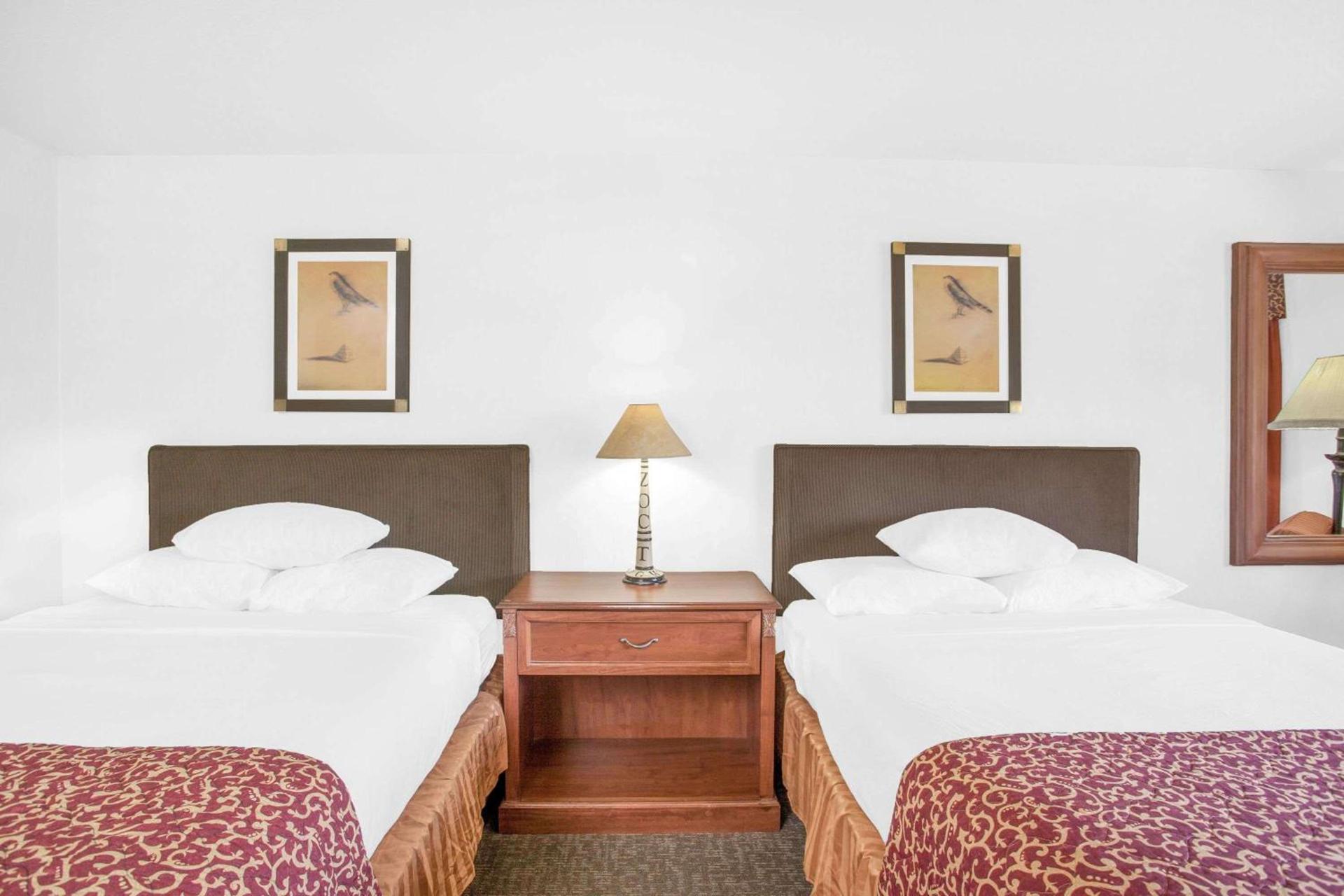Ramada by Wyndham Barstow photo 2