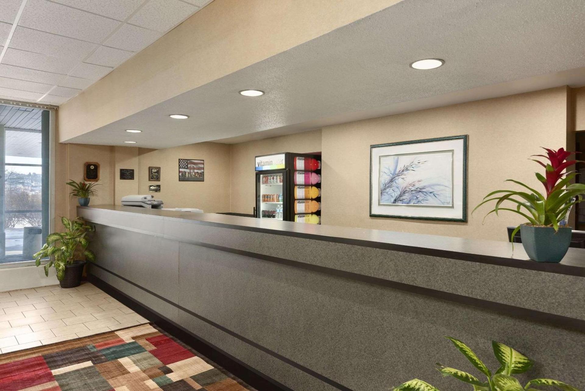Red Carpet Inn & Suites photo 4