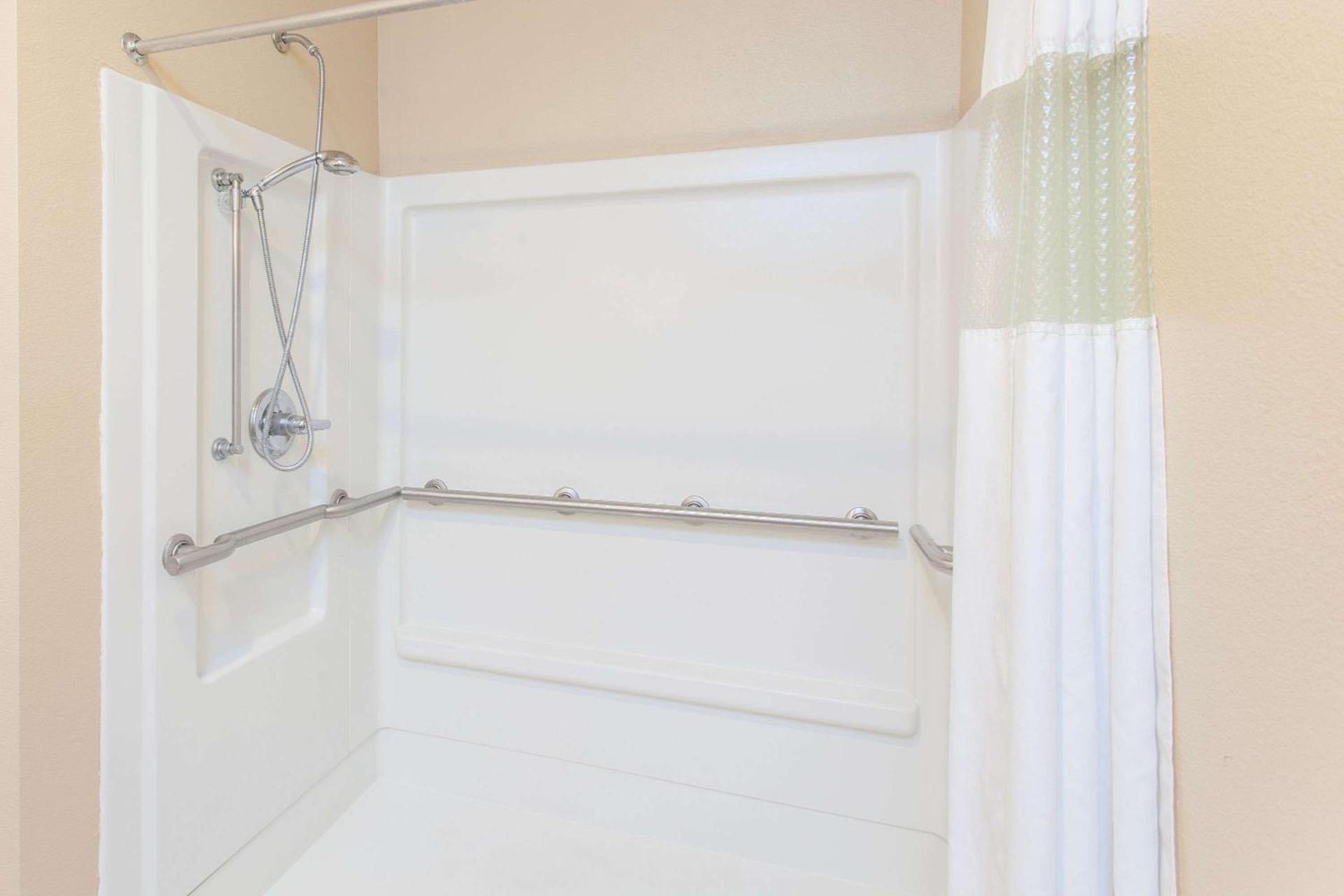 Ramada by Wyndham Sparta/At Speedway photo 4
