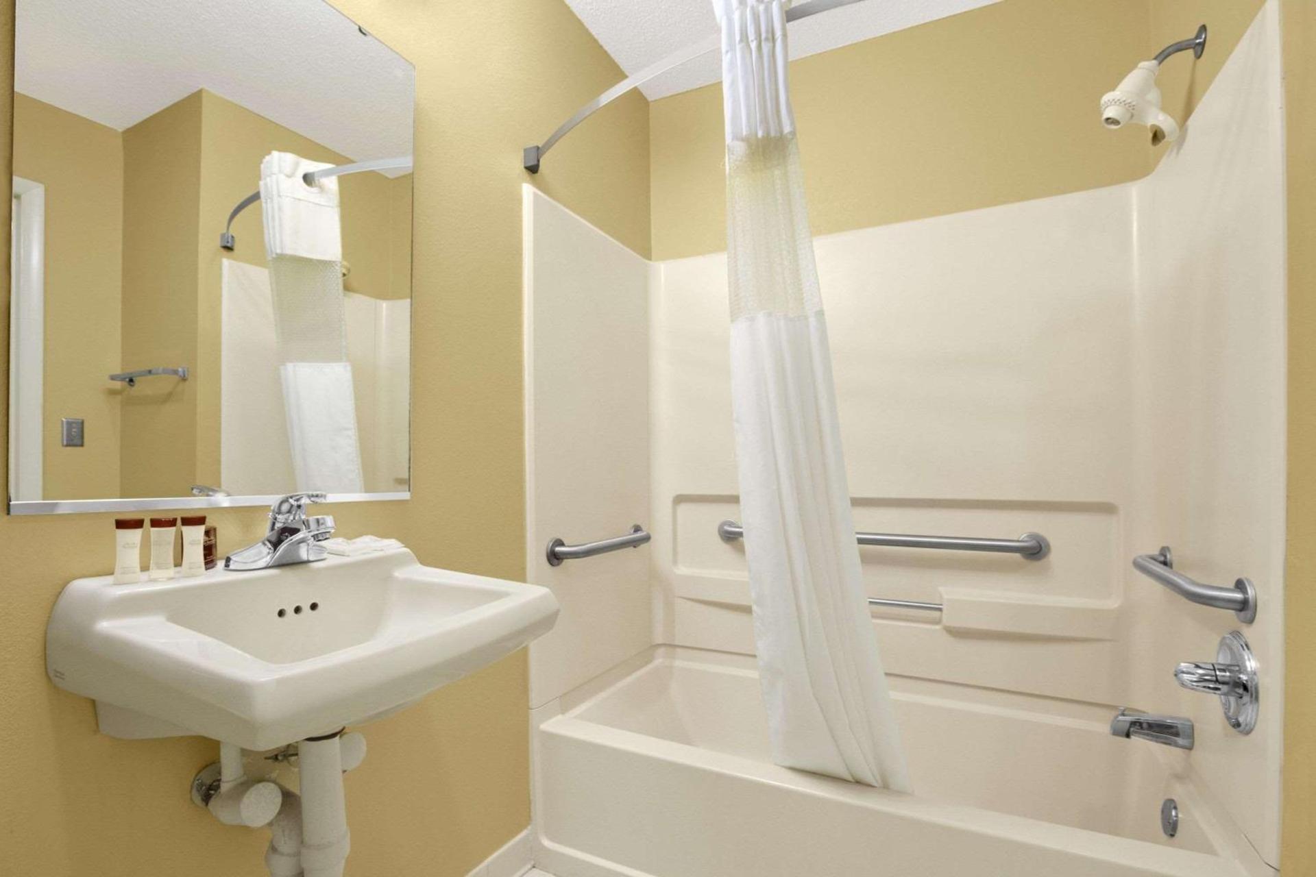 Ramada Limited - Columbia photo 15