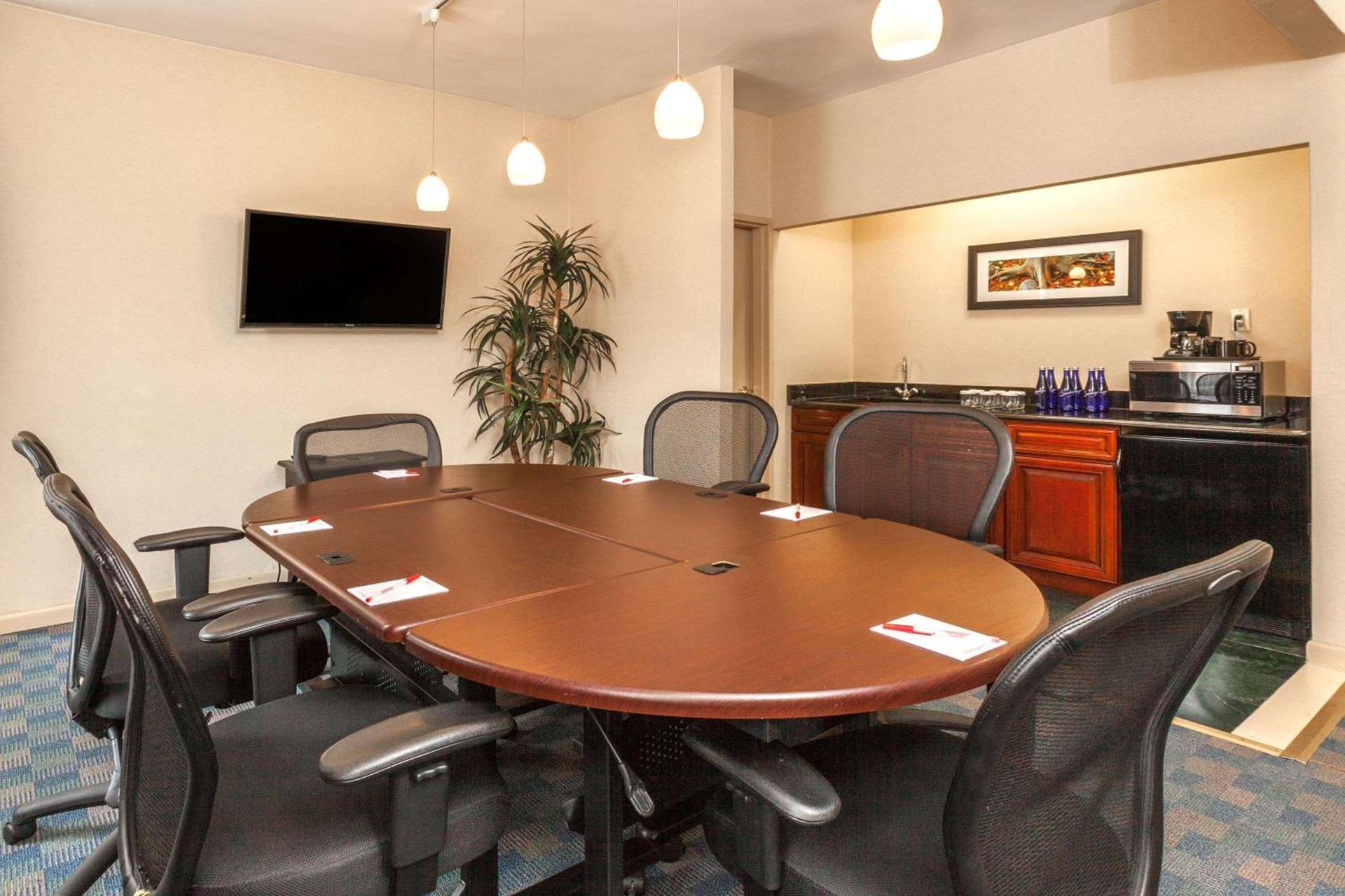 Ramada by Wyndham Jersey City photo 22