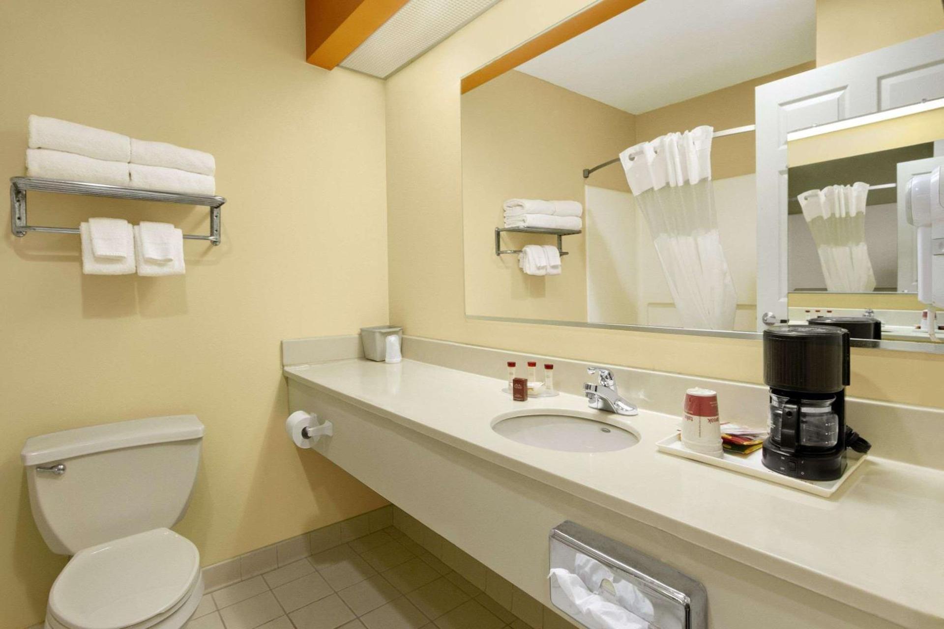 Ramada Limited - Columbia photo 19