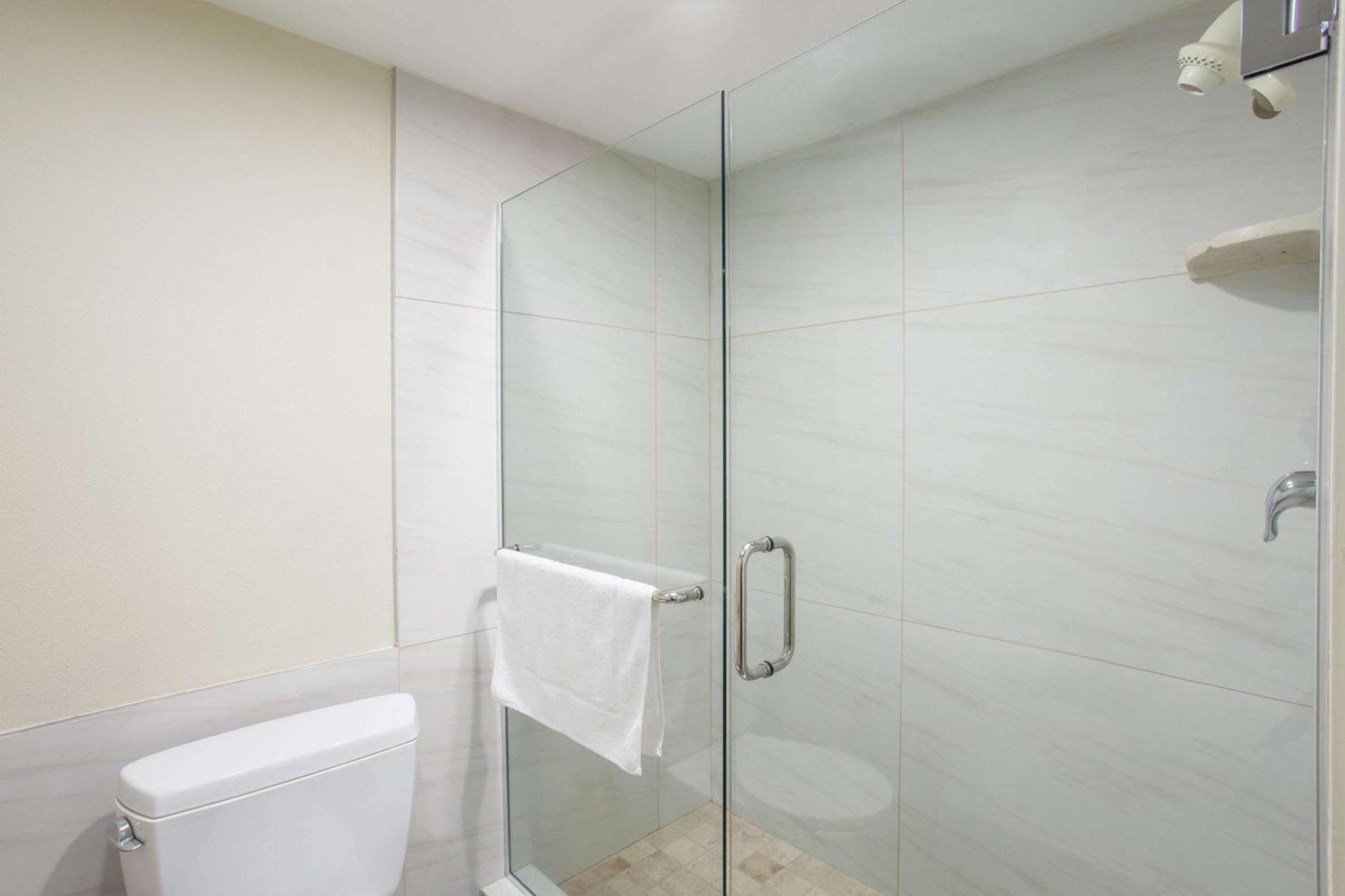 Ramada by Wyndham Culver City photo 15