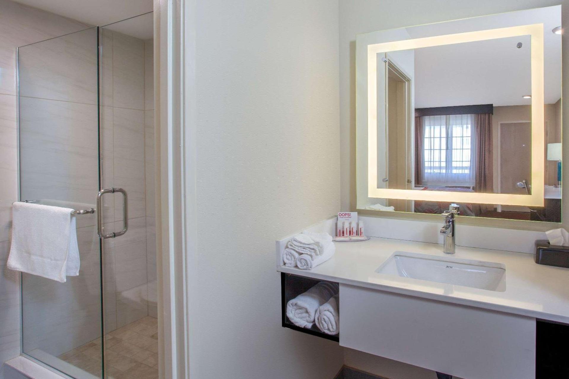 Ramada by Wyndham Culver City photo 9