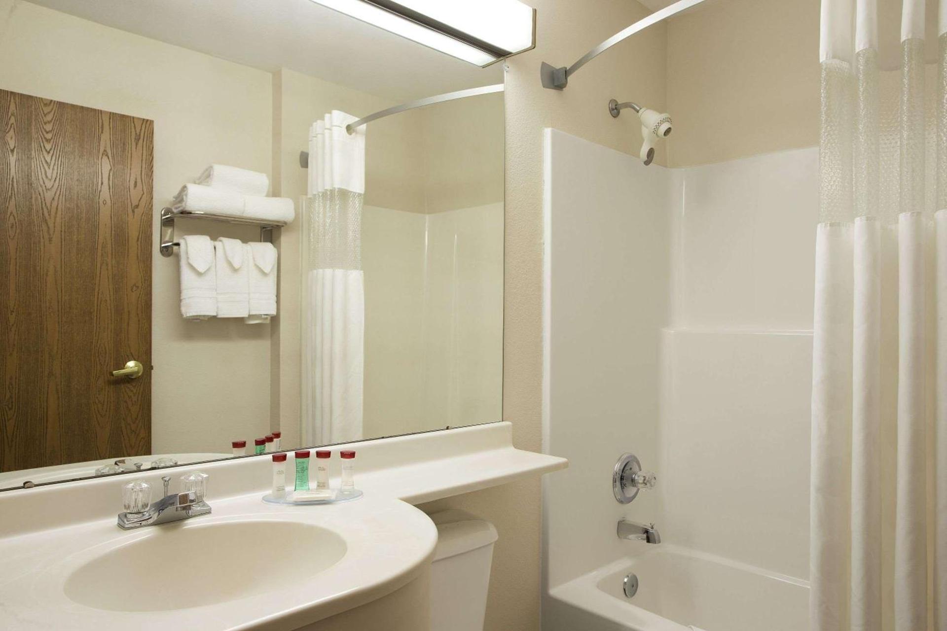 Ramada Limited Bloomington IL I-74/I-55 photo 3