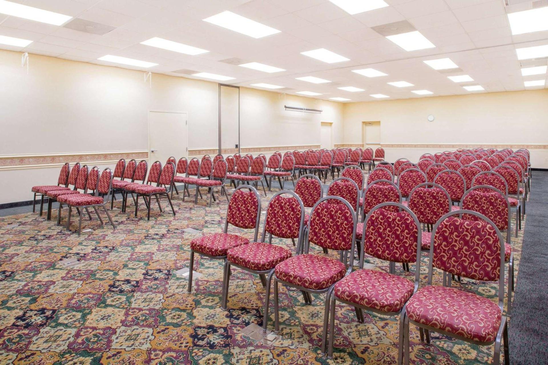 Ramada by Wyndham Edgewood Hotel & Conference Center photo 12