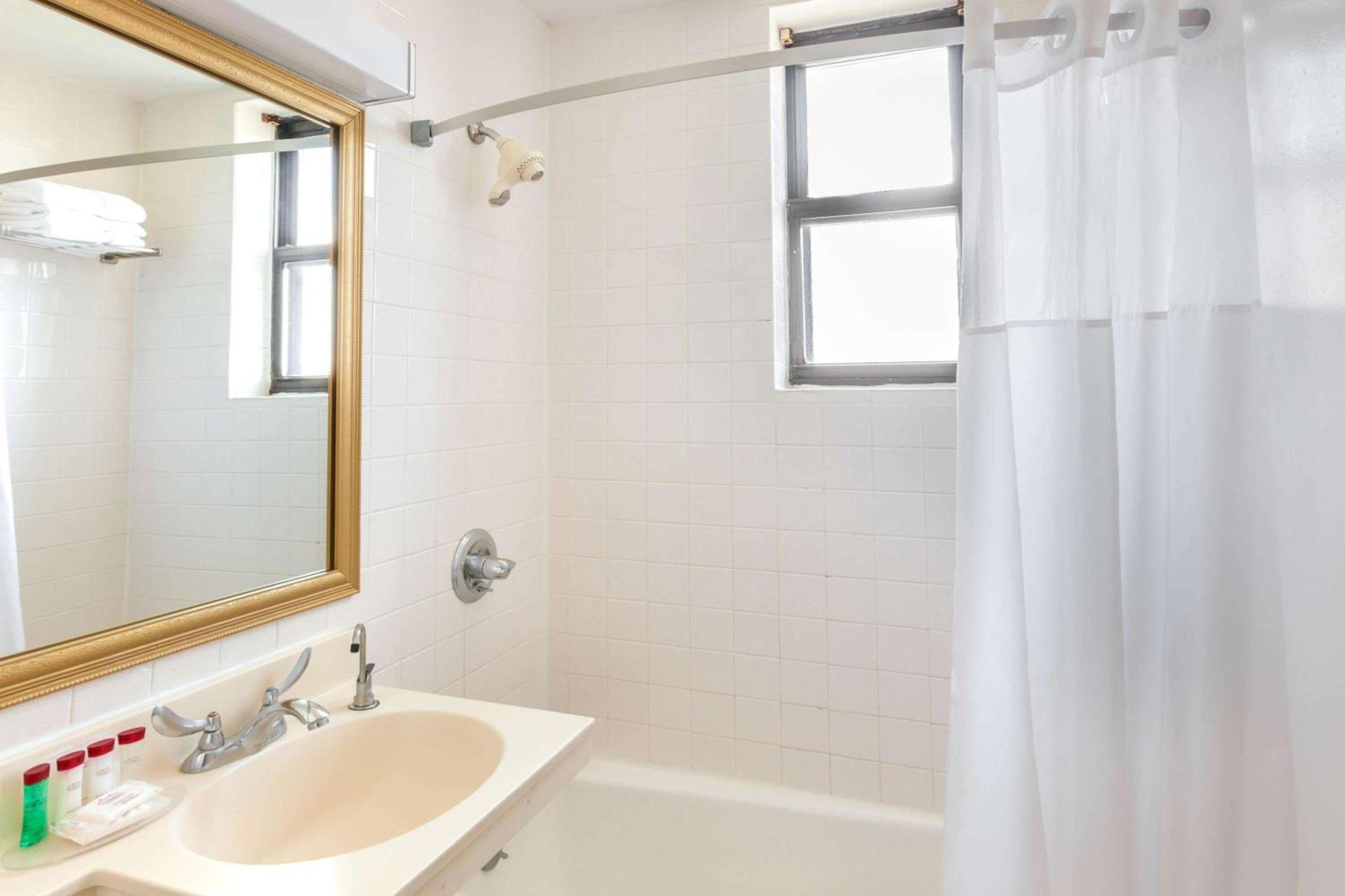 Ramada by Wyndham Jersey City photo 10