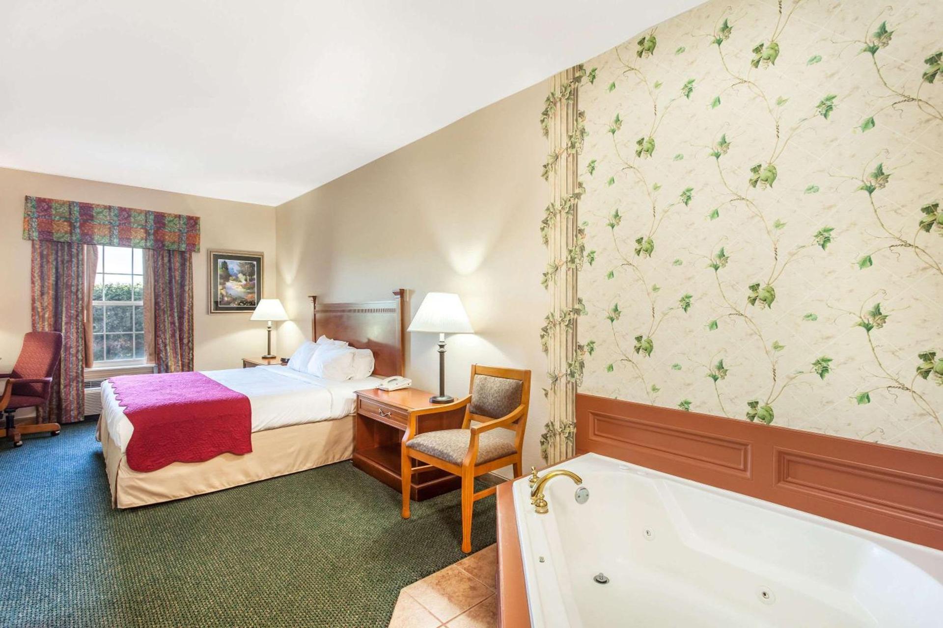 Ramada by Wyndham Sparta/At Speedway photo 3