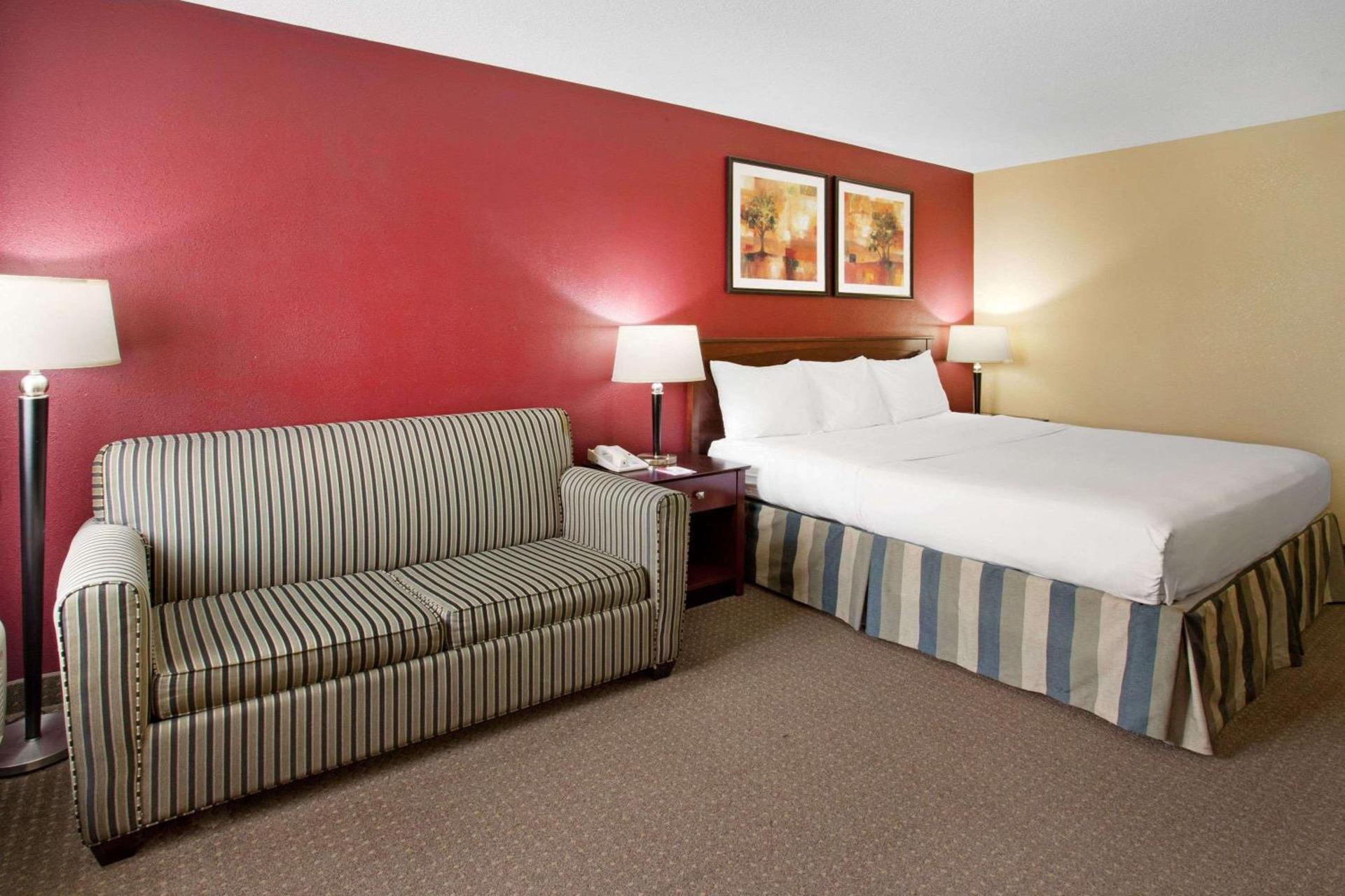Ramada by Wyndham Bettendorf photo 47