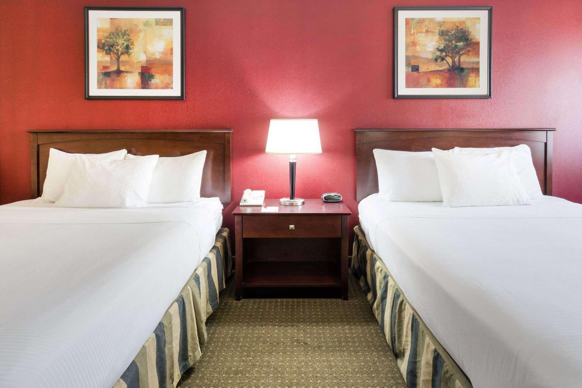 Ramada by Wyndham Bettendorf photo 44