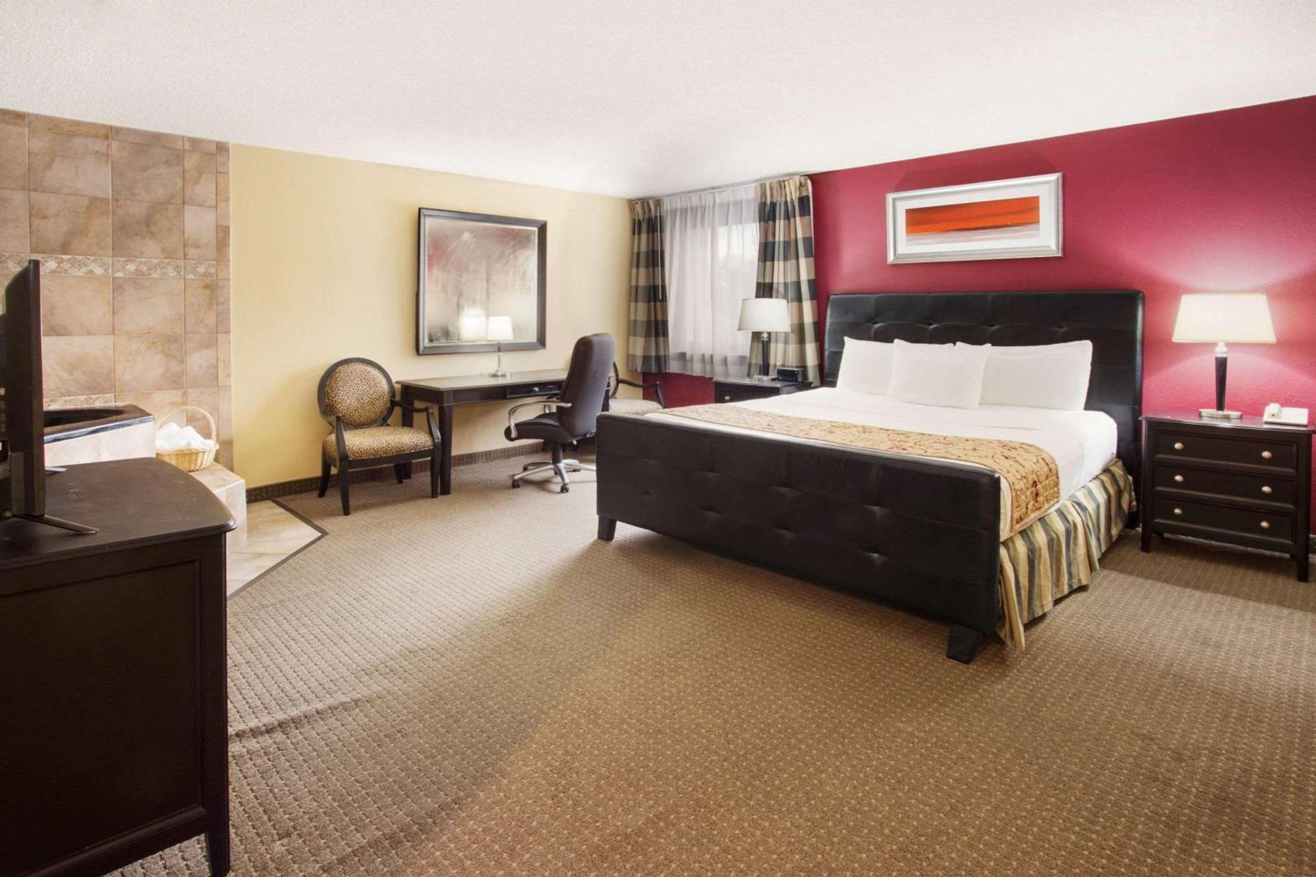 Ramada by Wyndham Bettendorf photo 43