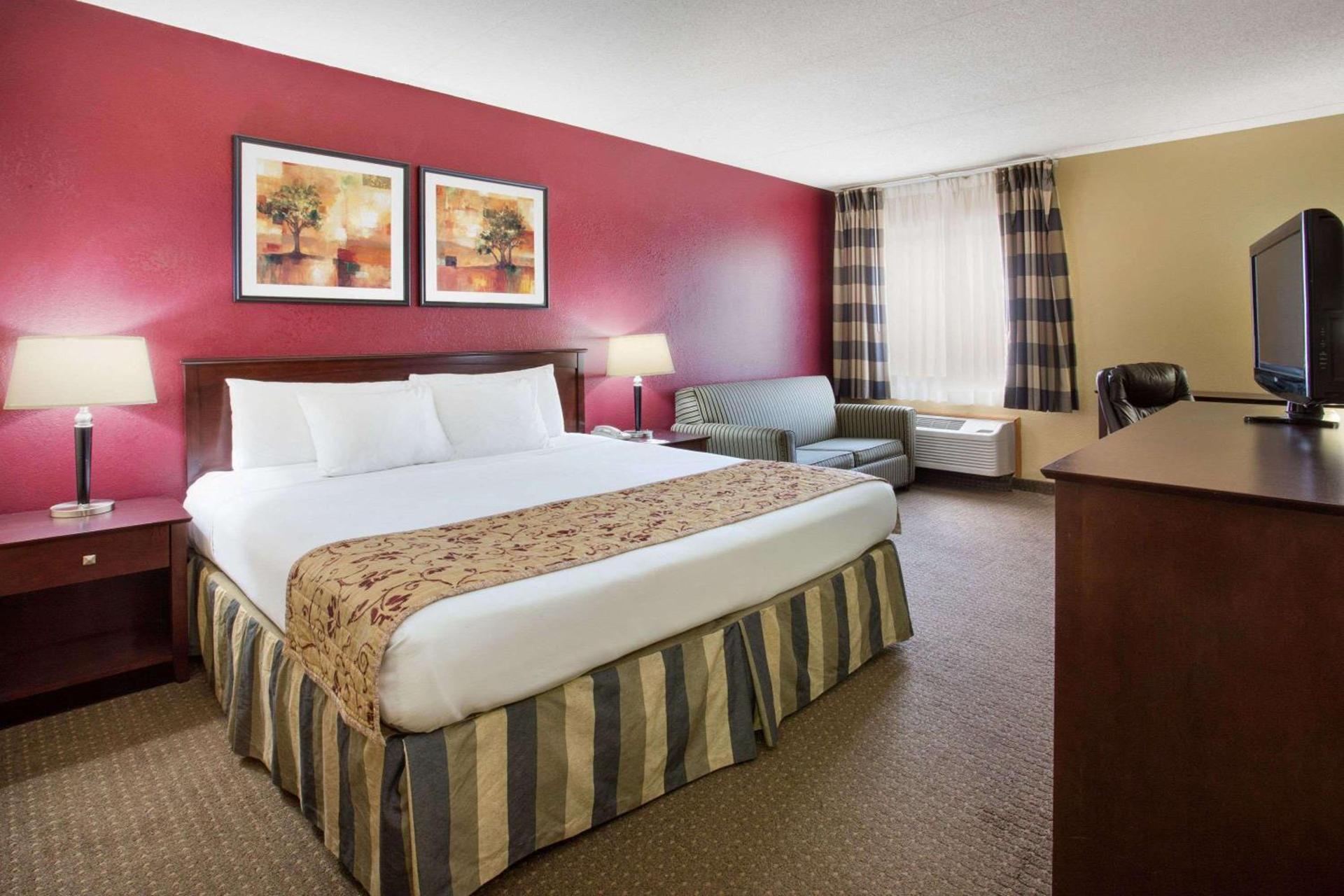 Ramada by Wyndham Bettendorf photo 41