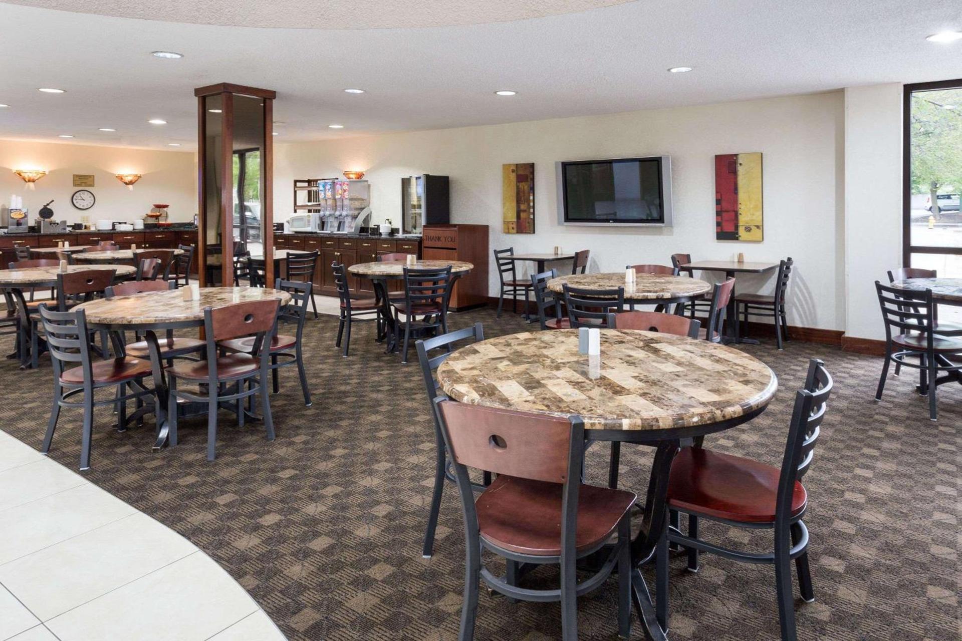 Ramada by Wyndham Bettendorf photo 39