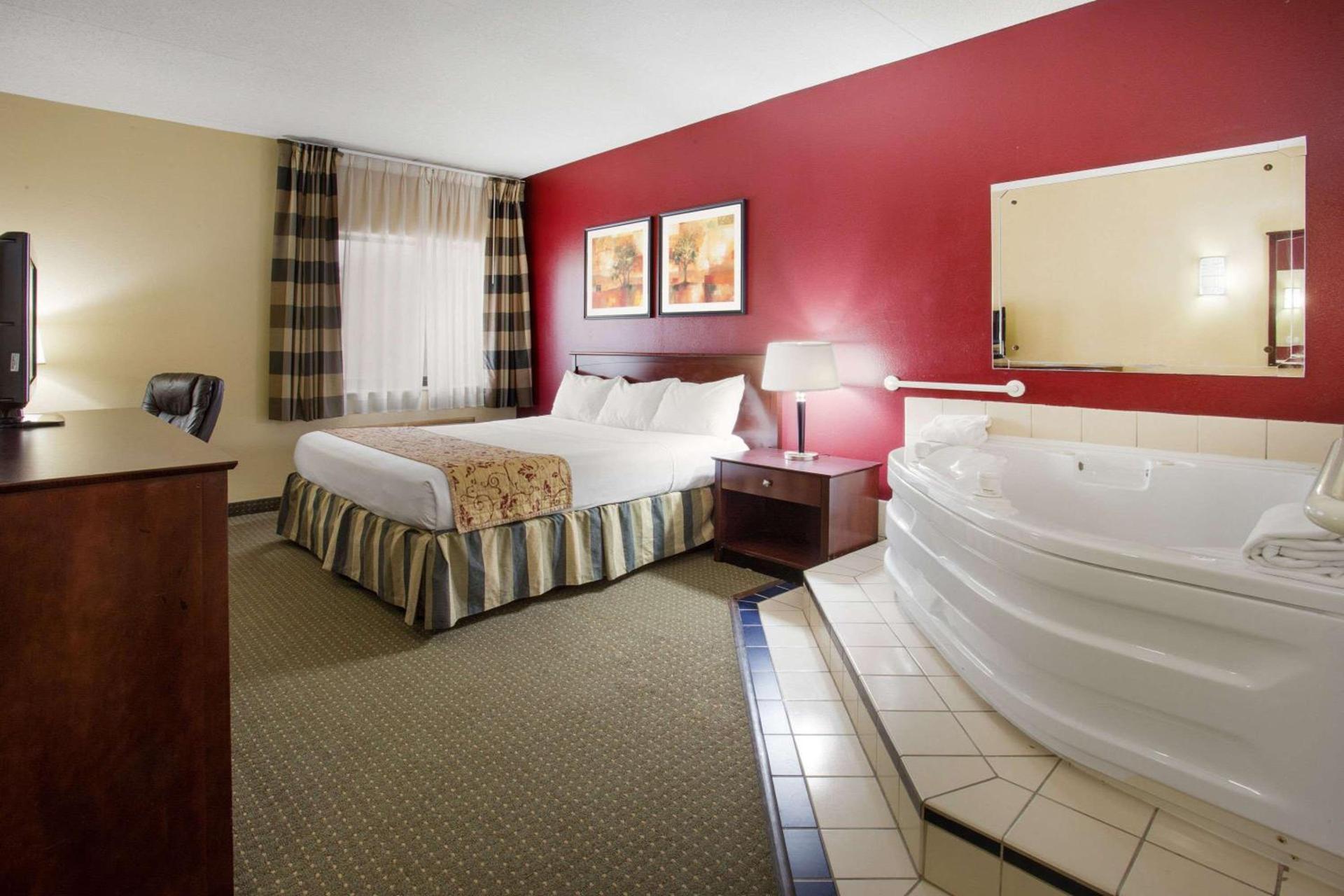 Ramada by Wyndham Bettendorf photo 38