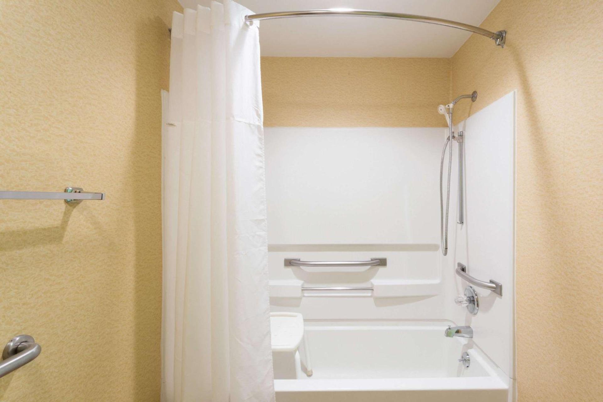 Ramada by Wyndham Bettendorf photo 37