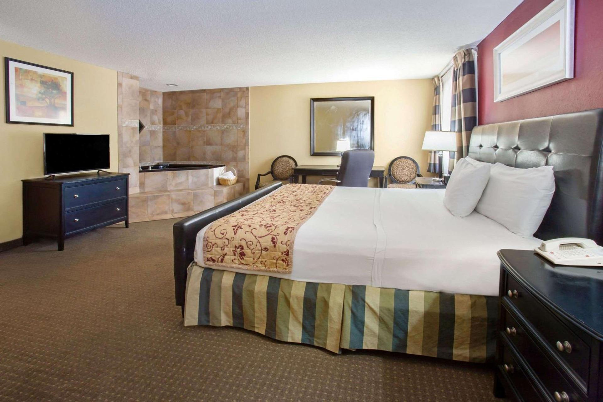 Ramada by Wyndham Bettendorf photo 36
