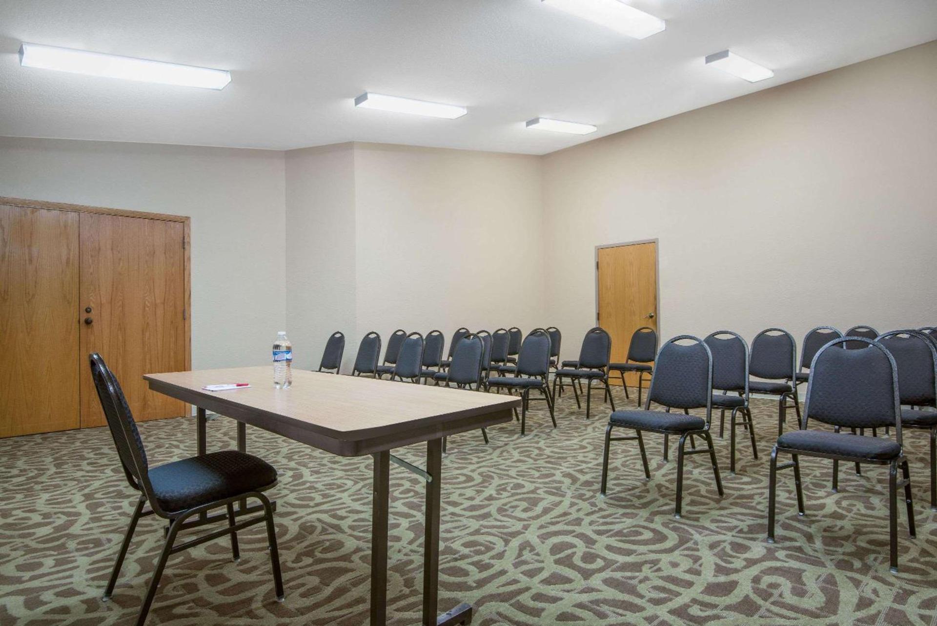 Ramada by Wyndham Columbus North photo 14