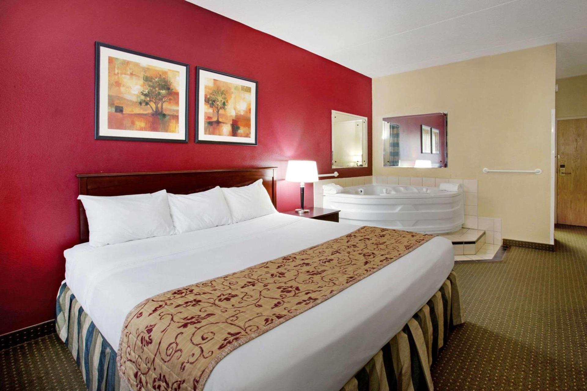 Ramada by Wyndham Bettendorf photo 32