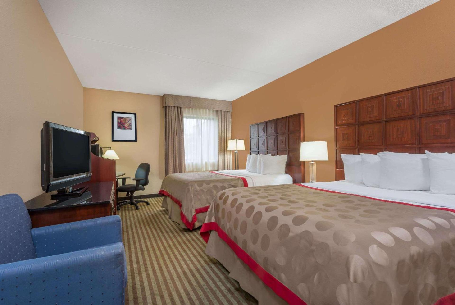 Ramada by Wyndham Columbus North photo 3