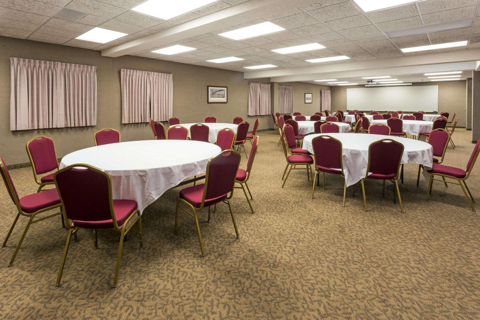 Ramada by Wyndham Bettendorf photo 30