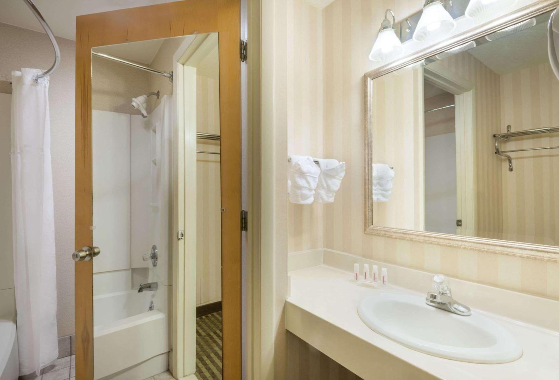 Ramada by Wyndham Columbus North photo 11