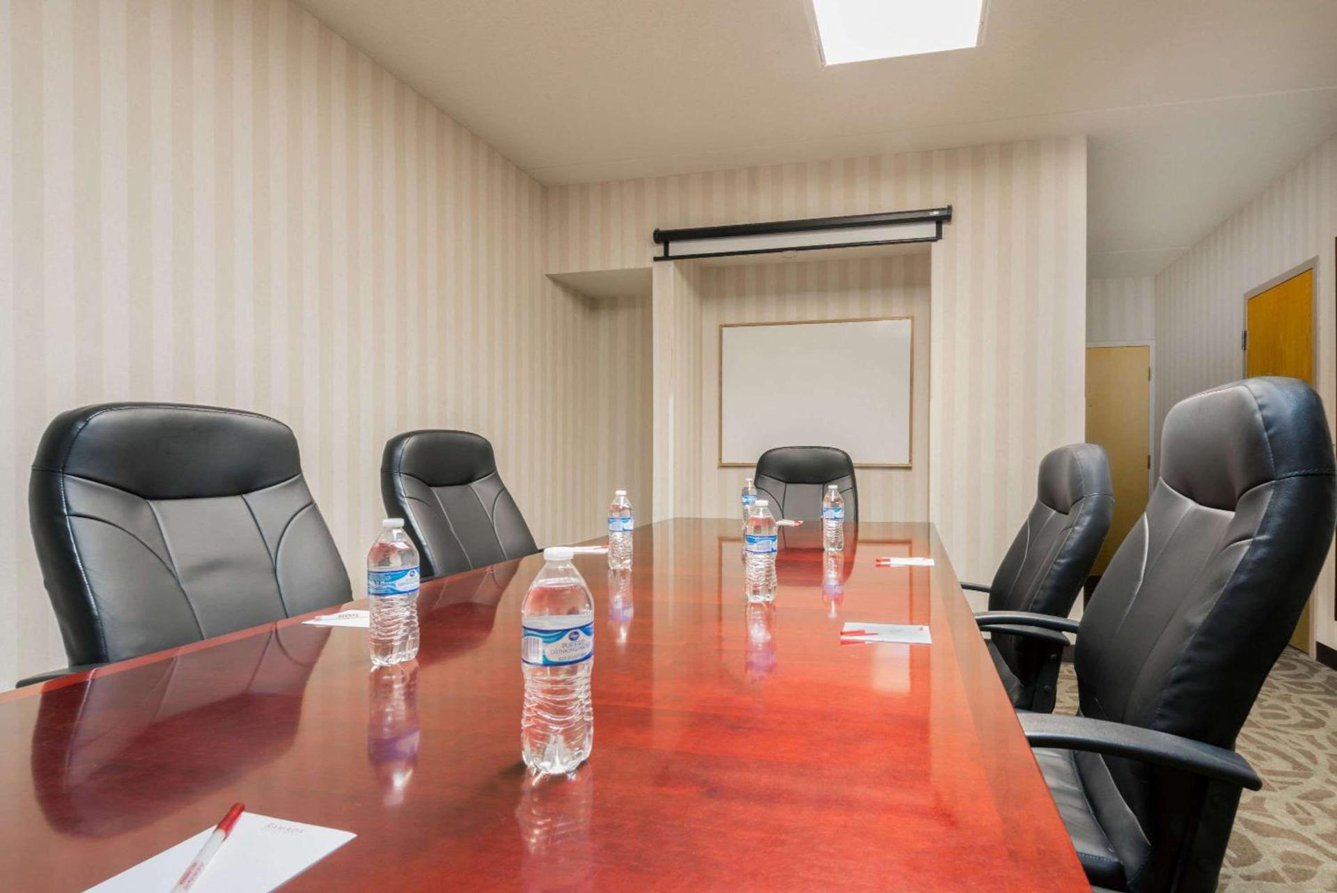 Ramada by Wyndham Columbus North photo 16