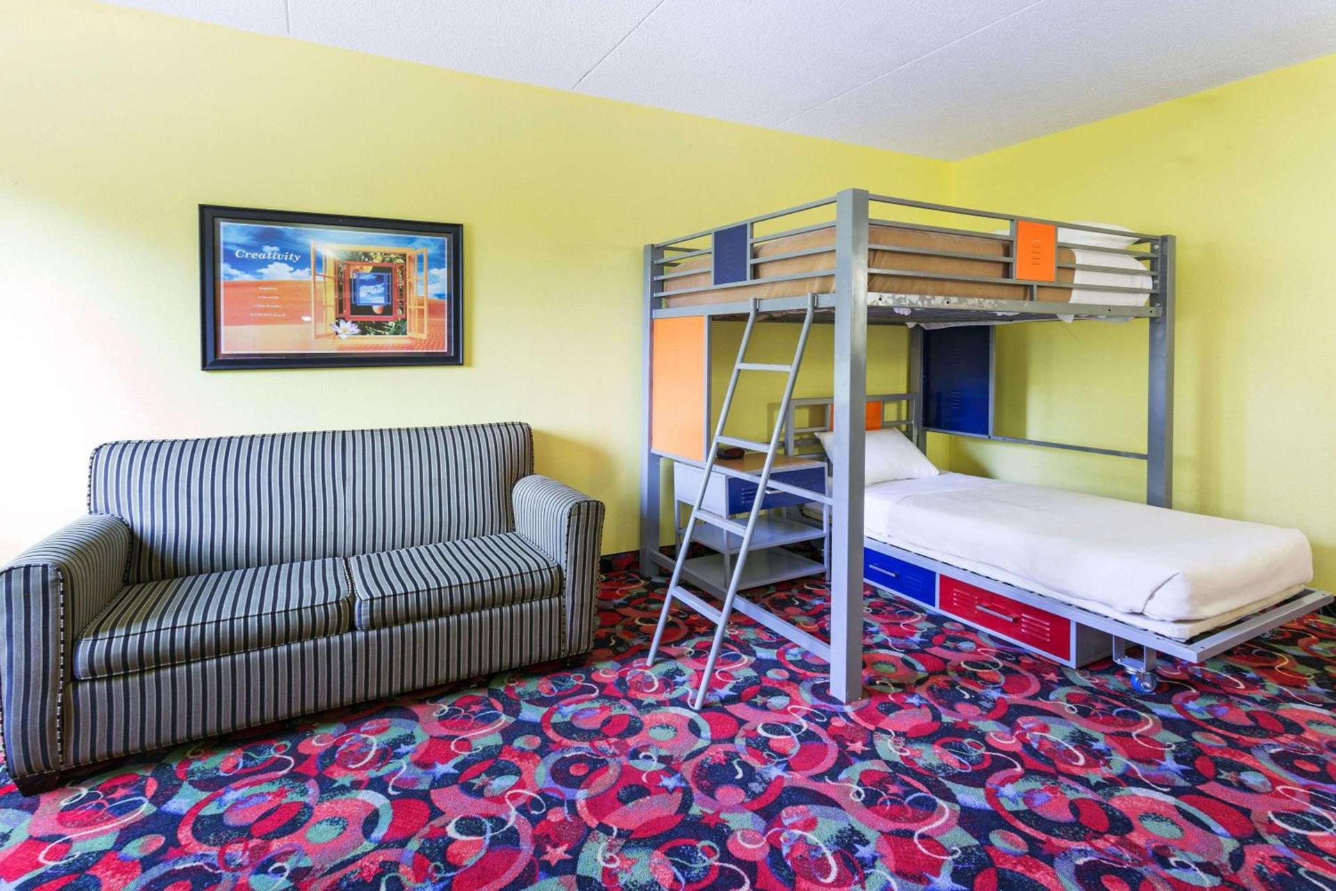 Ramada by Wyndham Bettendorf photo 26