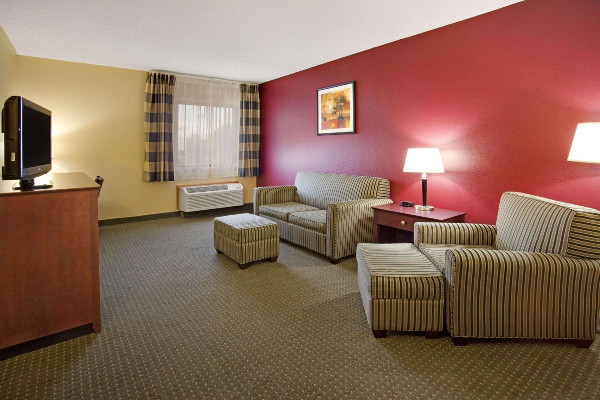 Ramada by Wyndham Bettendorf photo 23